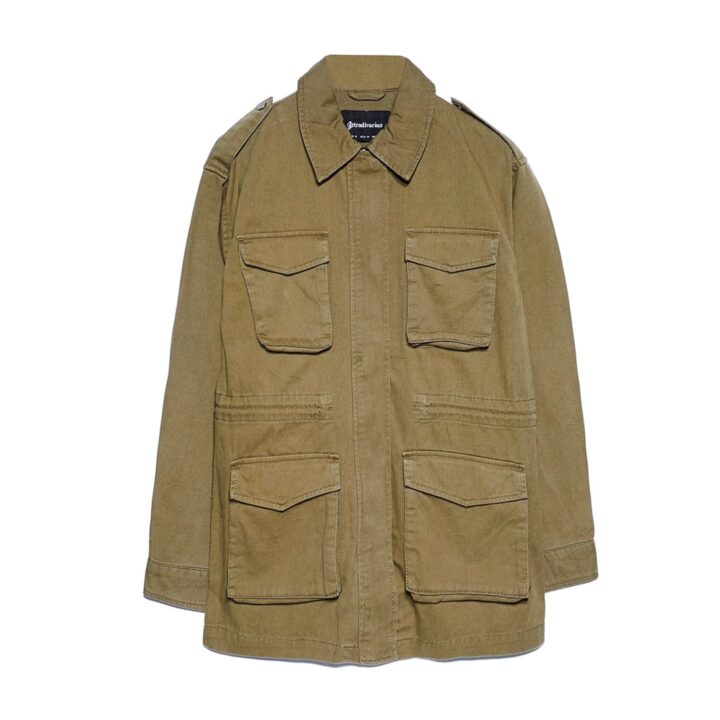 Übergangs-Outfits mit einer Utility-Jacke